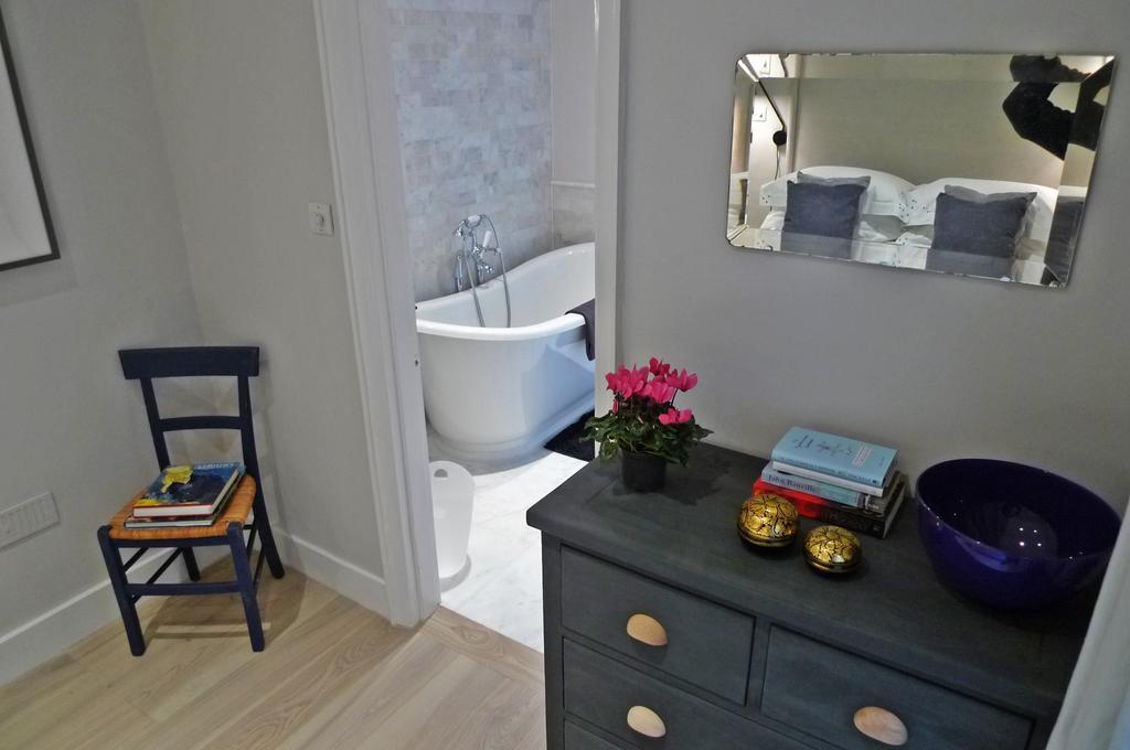Sparkling Apartment In Kensington Olympia Лондон Екстериор снимка